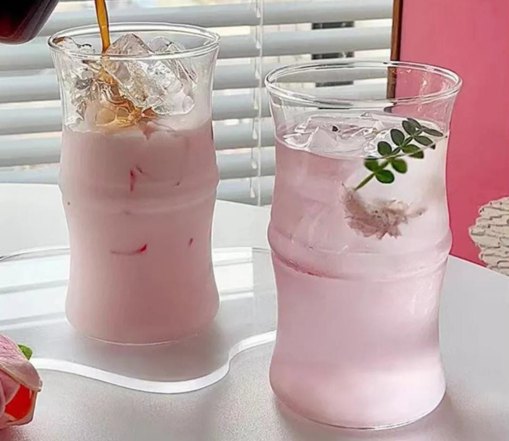 Glass pyrex mug with straw