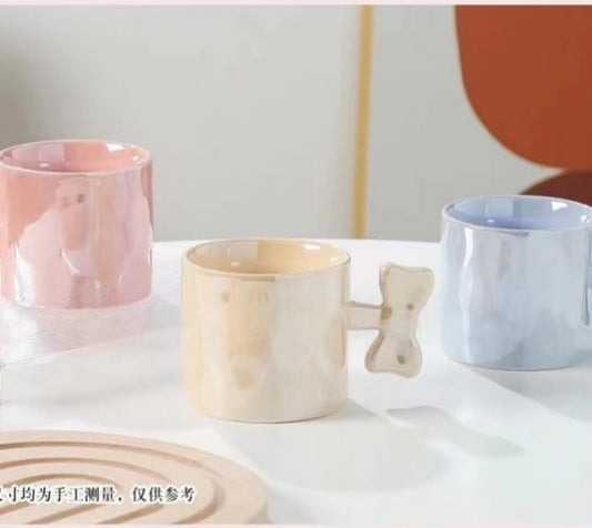 Bow handed mug